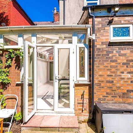 Large 4 Bedroom Home With Free Parking Near Mediacityuk Manchester Eksteriør bilde