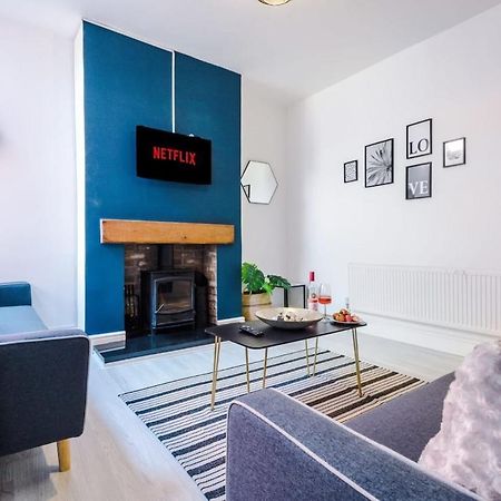Large 4 Bedroom Home With Free Parking Near Mediacityuk Manchester Eksteriør bilde
