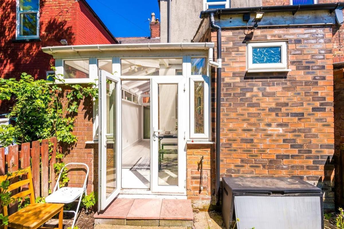 Large 4 Bedroom Home With Free Parking Near Mediacityuk Manchester Eksteriør bilde