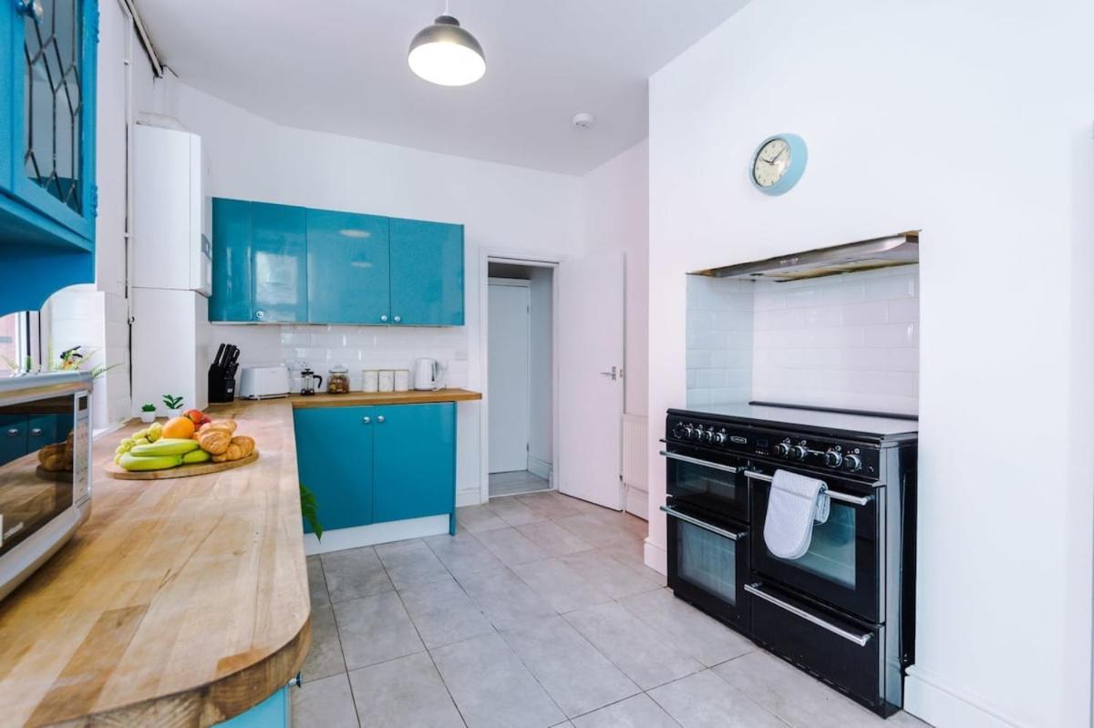 Large 4 Bedroom Home With Free Parking Near Mediacityuk Manchester Eksteriør bilde