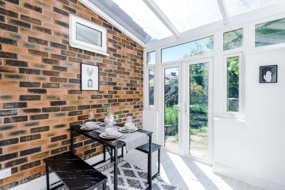 Large 4 Bedroom Home With Free Parking Near Mediacityuk Manchester Eksteriør bilde